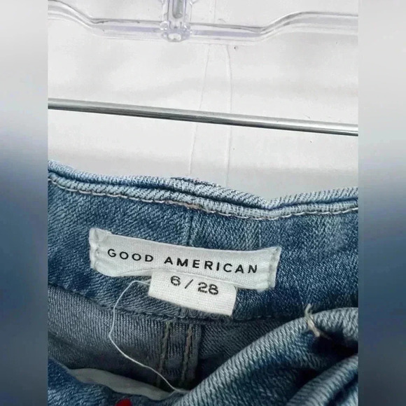 Good American Good Legs Crop
Skinny Jeans GLSHRE075T Blue663 Size 28 $149 - Picture 2 of 3
